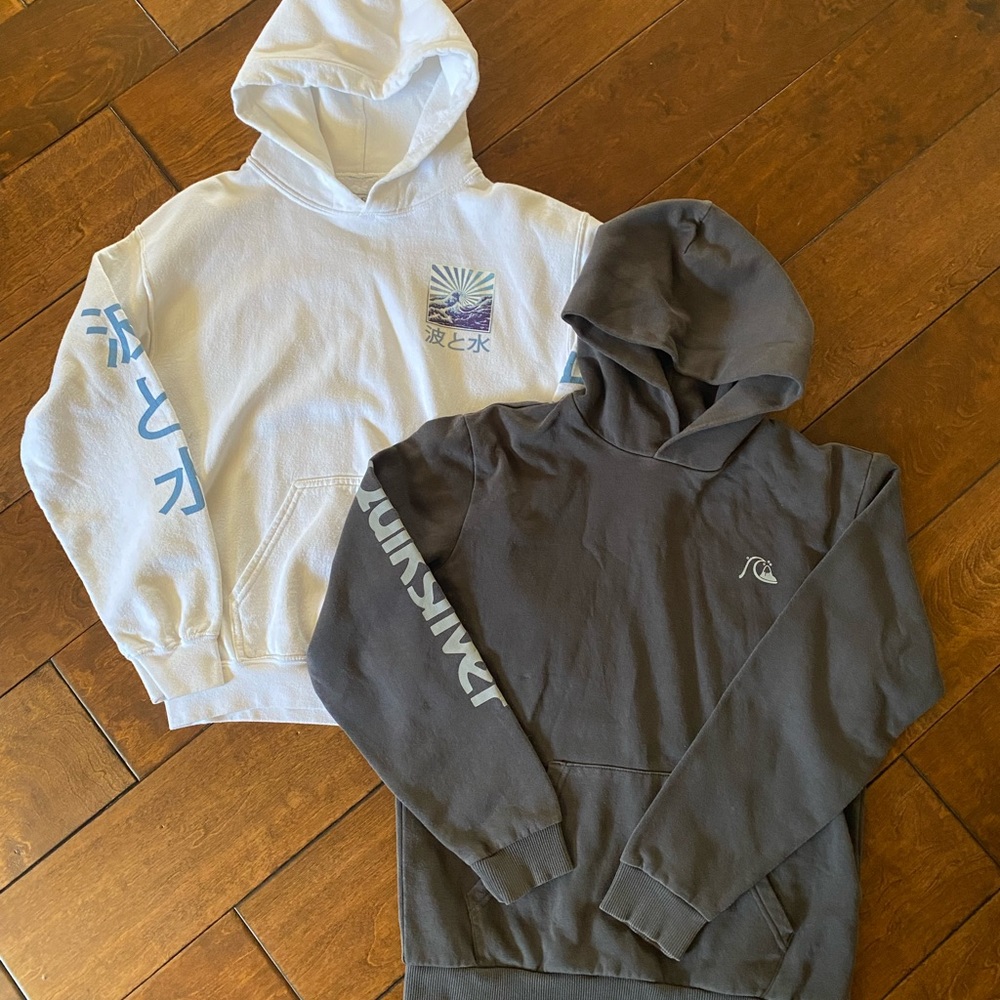 Quicksilver hoodies size youth large